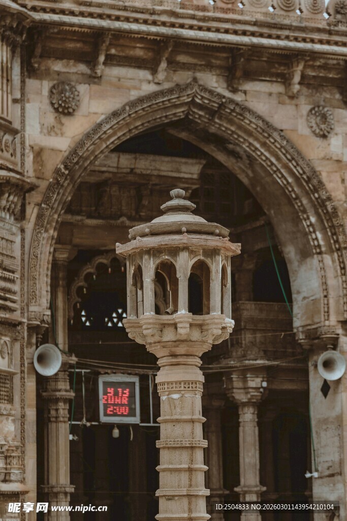 古典建筑前的精致石灯