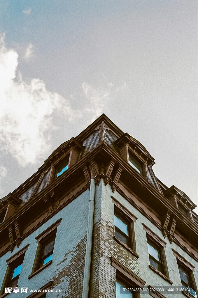 古老斑驳的建筑一角