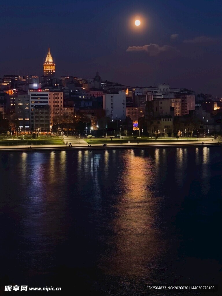 月夜下的城市河畔美景