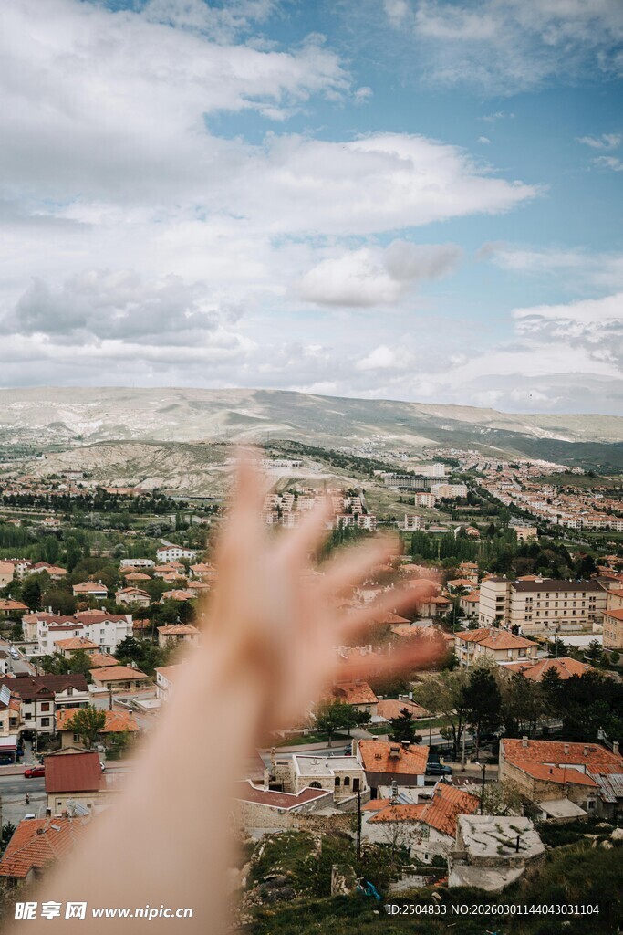 伸手揽城市美景