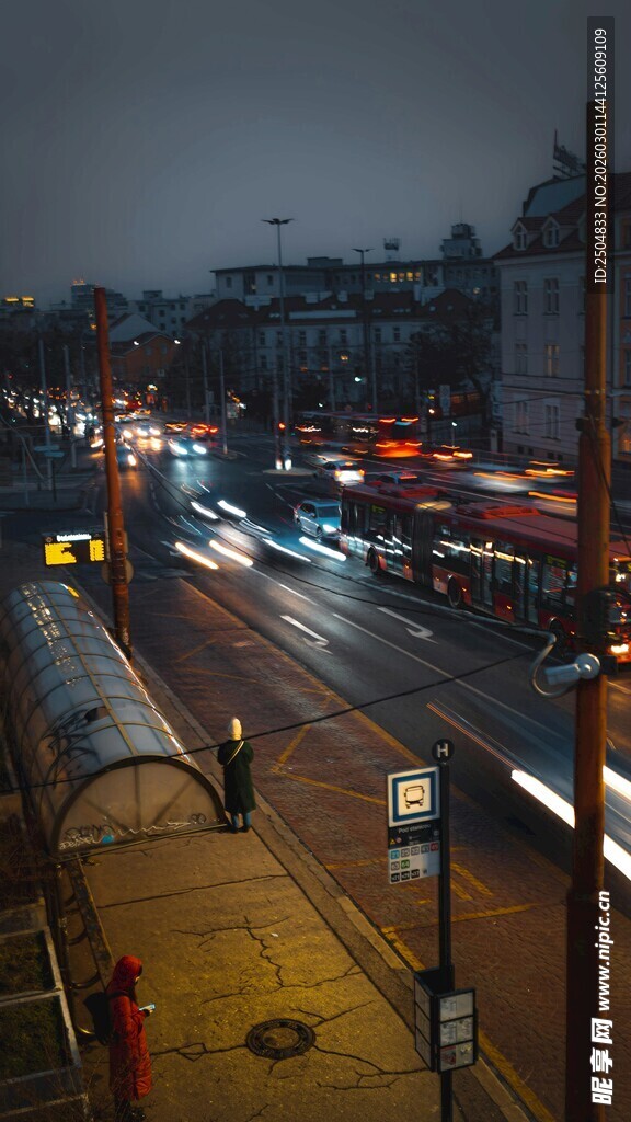 夜晚城市街道车流与人影
