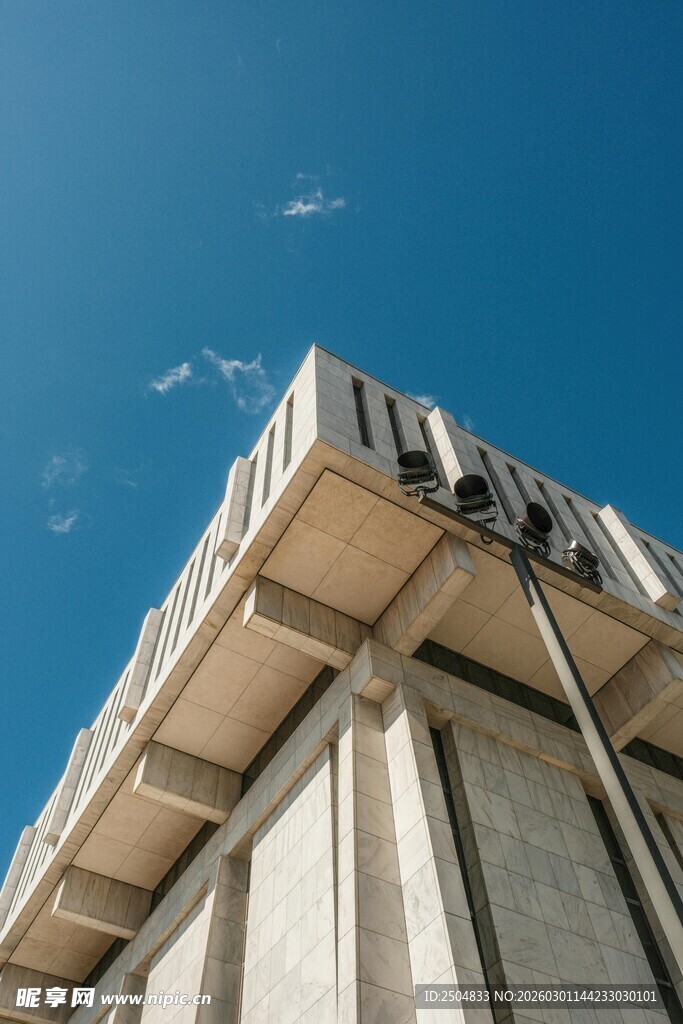 仰视视角下的建筑顶部