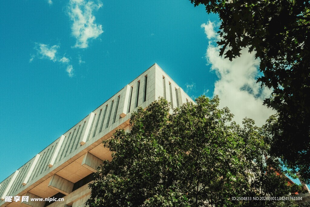 蓝天绿树间的现代建筑