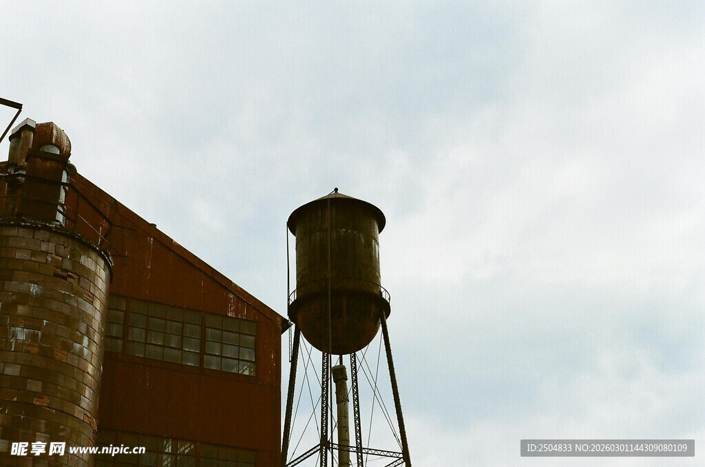 老式水塔与红砖建筑