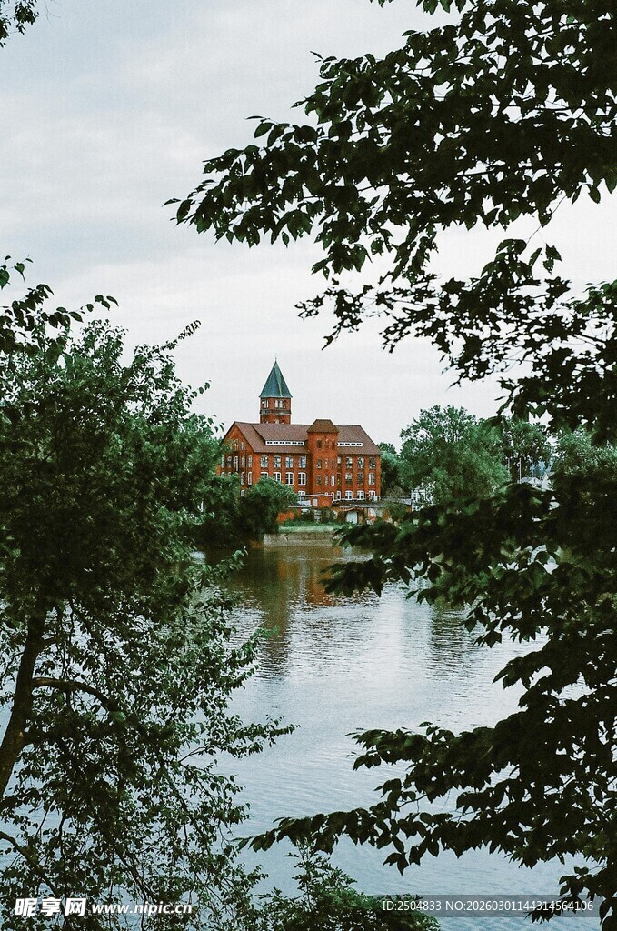 湖畔红顶建筑风景如画