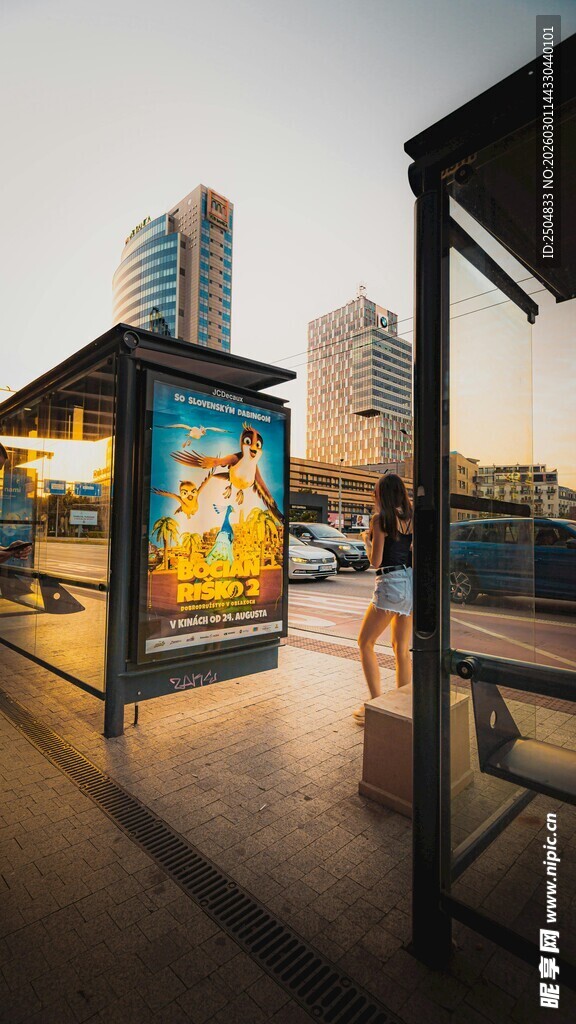 城市公交站旁的绚丽广告牌