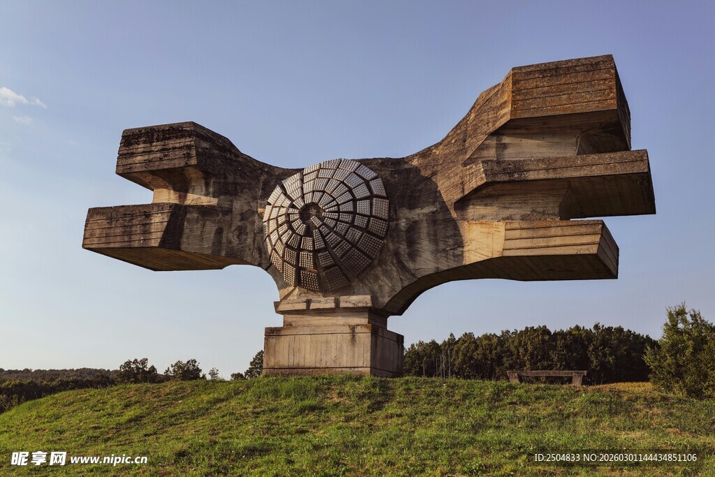 巨型鹰形雕塑屹立草地