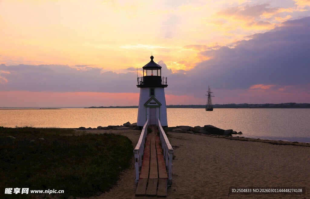 黄昏下的灯塔美景