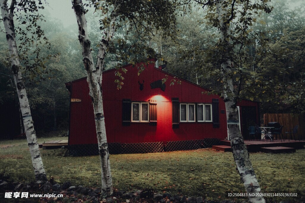 森林中的红色小屋