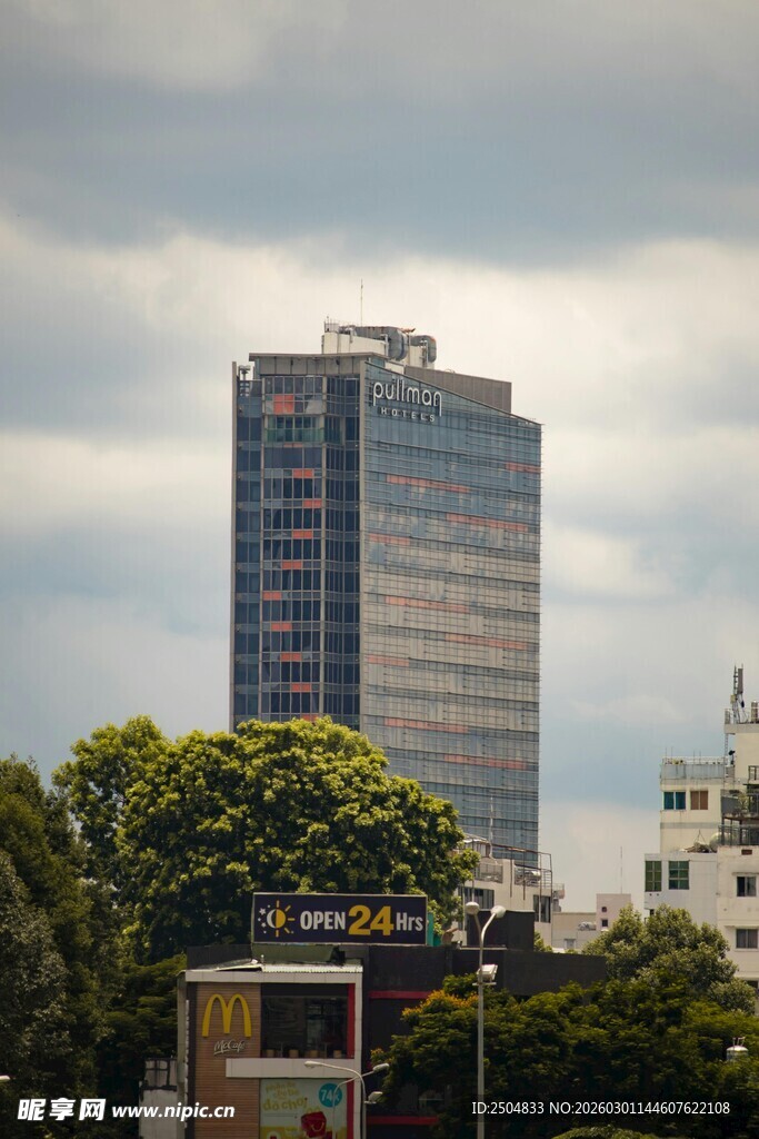 城市中高耸的现代摩天大楼