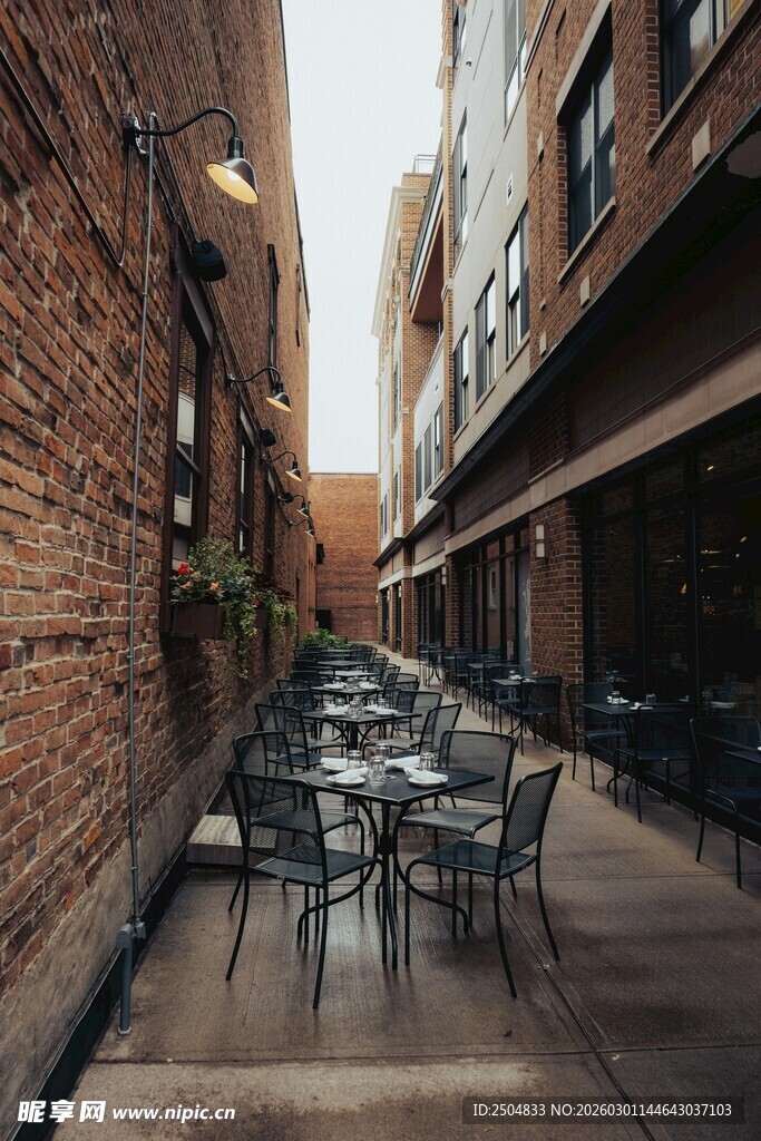 复古小巷中的户外休闲区