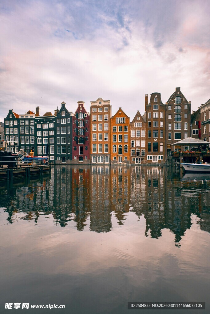 河畔多彩建筑的美丽倒影