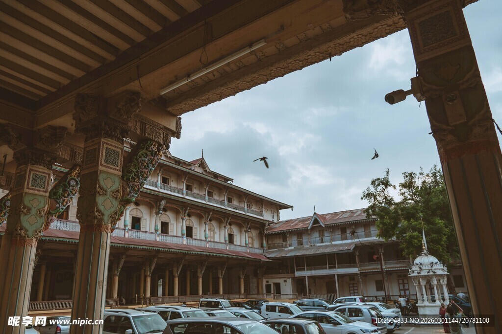 中式建筑前的车辆停放场景