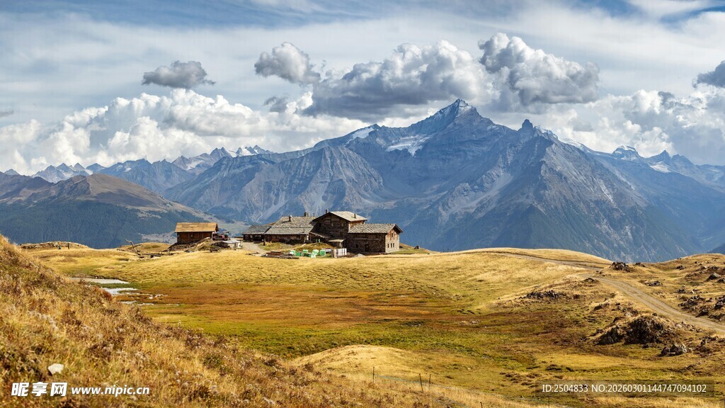 草原上的小屋与壮丽雪山