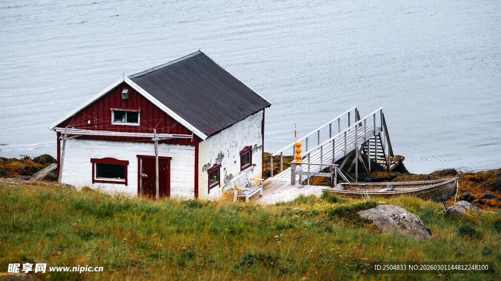 海边红白色小屋的宁静景致