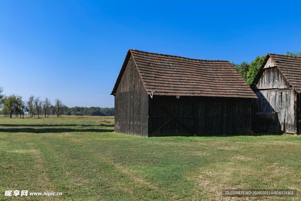 田野中的古朴木屋