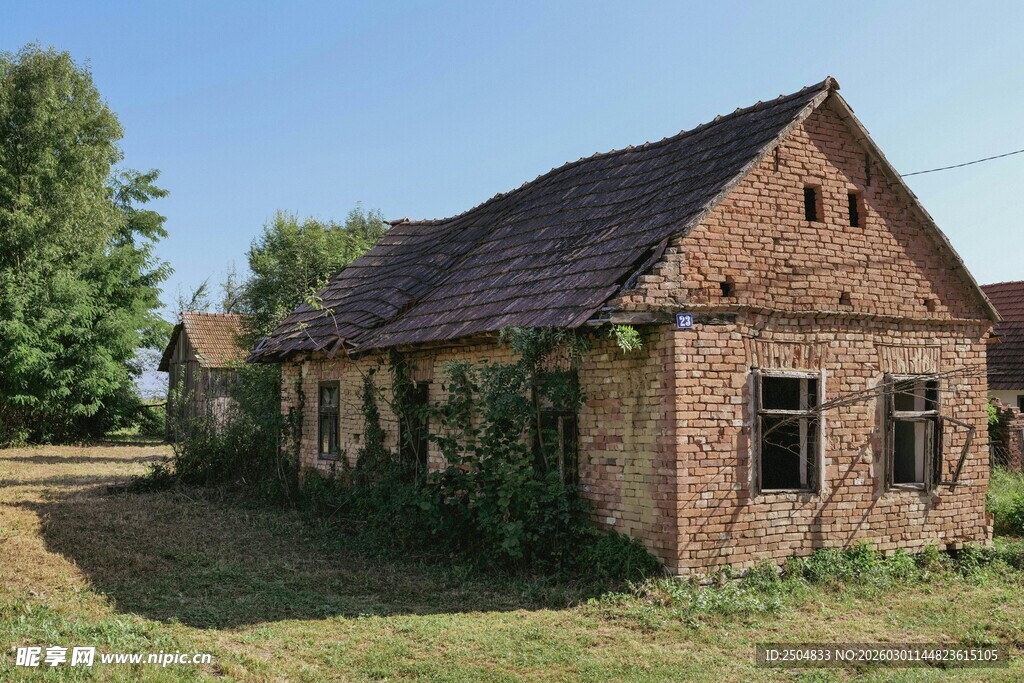废弃红砖房 尽显岁月痕迹