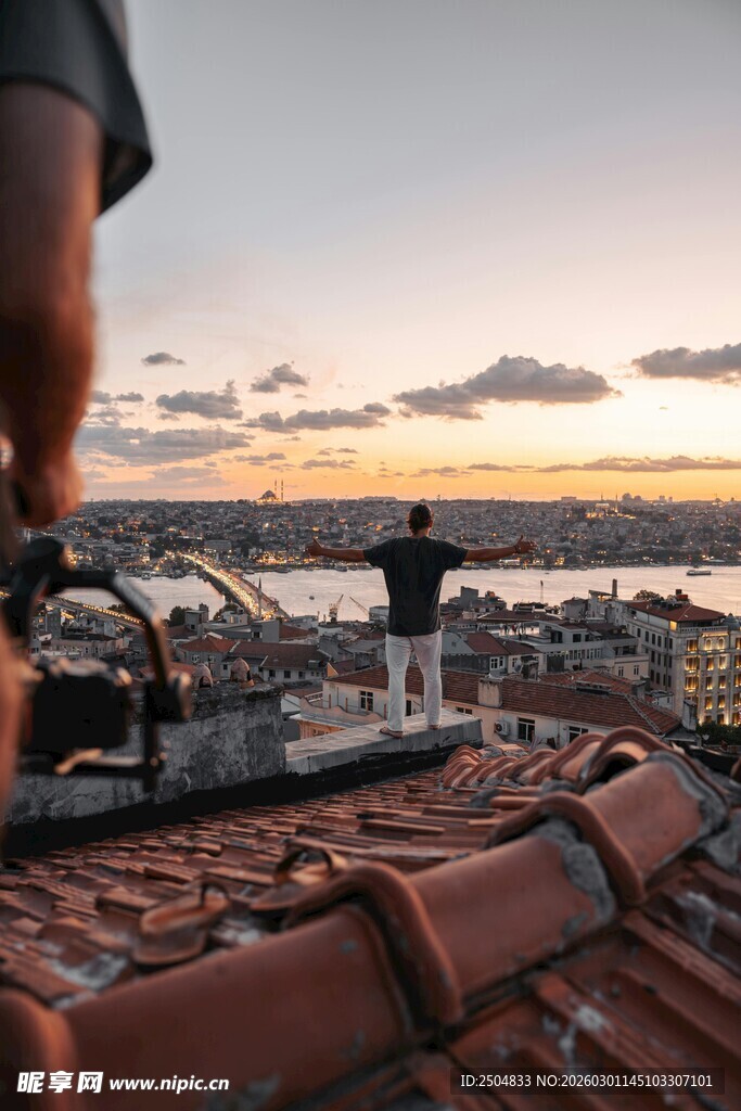 屋顶上的城市日落观景