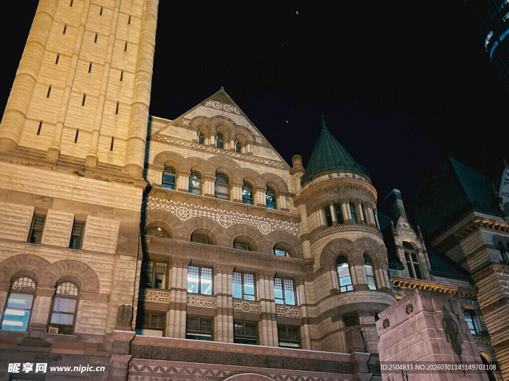 夜晚中的古典宏伟建筑