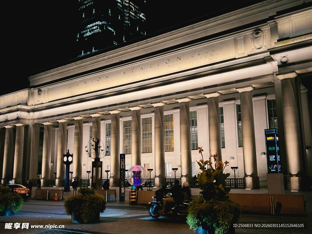 夜晚宏伟建筑前的热闹场景