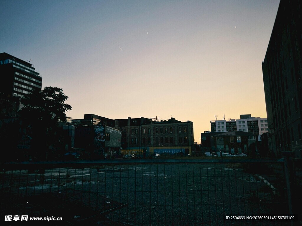 黄昏下的城市空旷地带