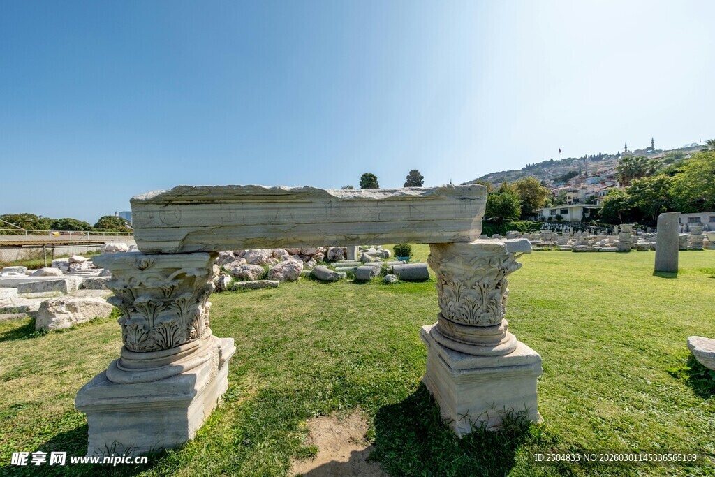 古老石柱遗迹 尽显历史沧桑