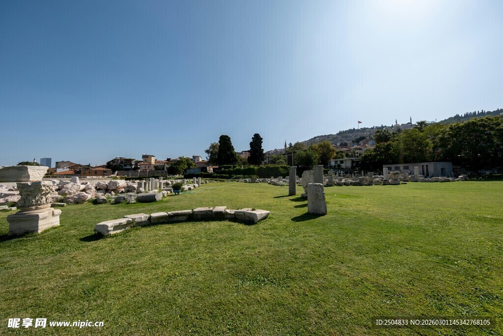 古老遗迹旁的翠绿草地