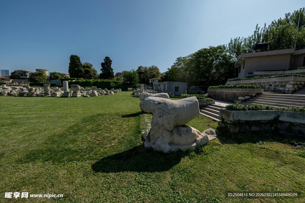 古老遗迹静立于绿茵之上