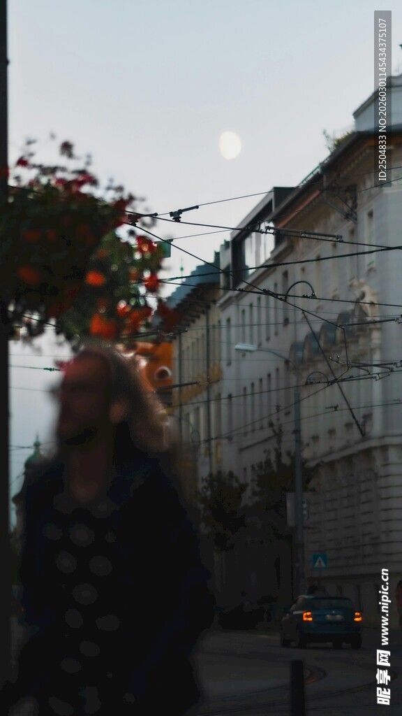 城市黄昏下的模糊街景