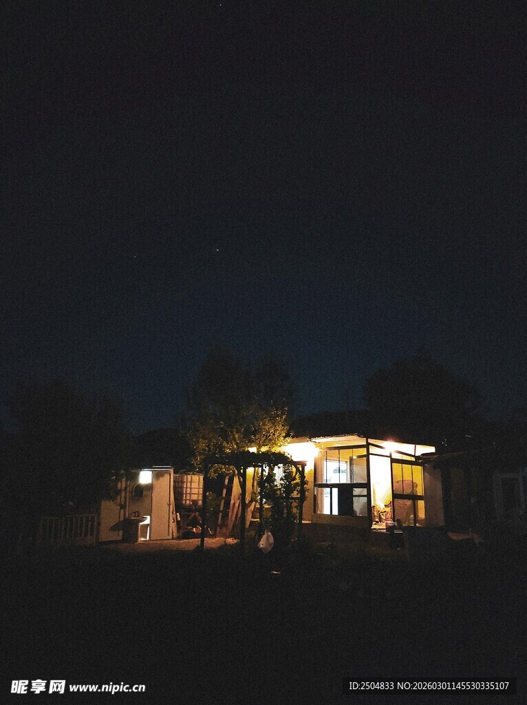 夜晚中灯火通明的温馨小屋