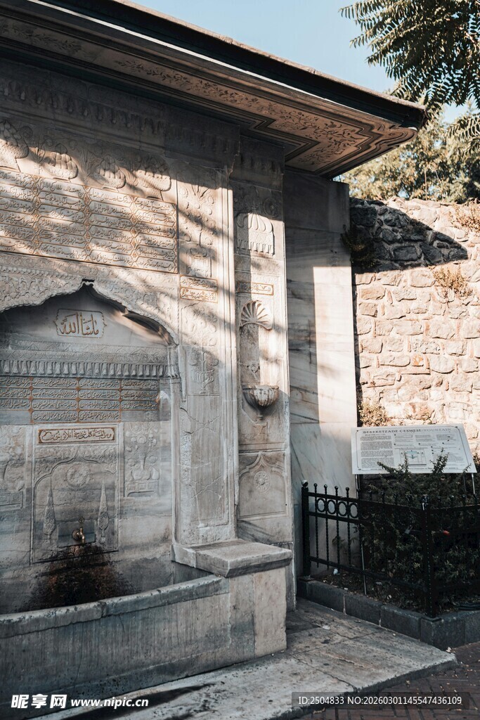 古老石建筑外观