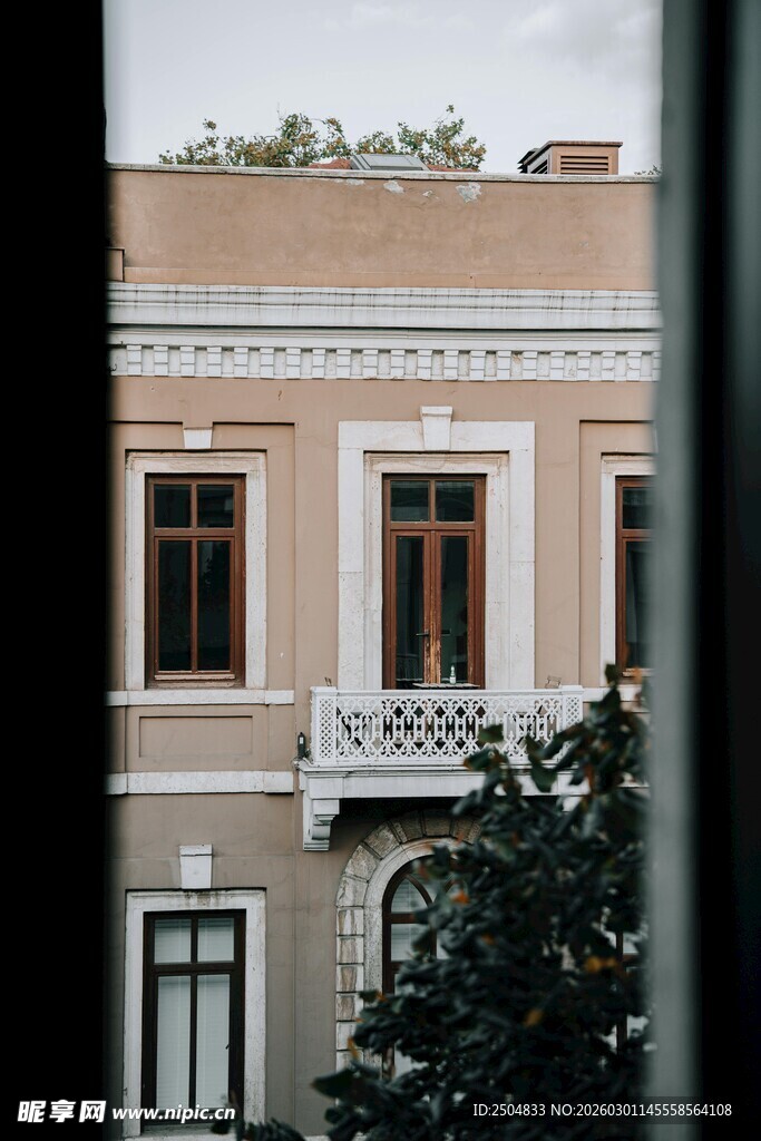 透过窗户看复古建筑