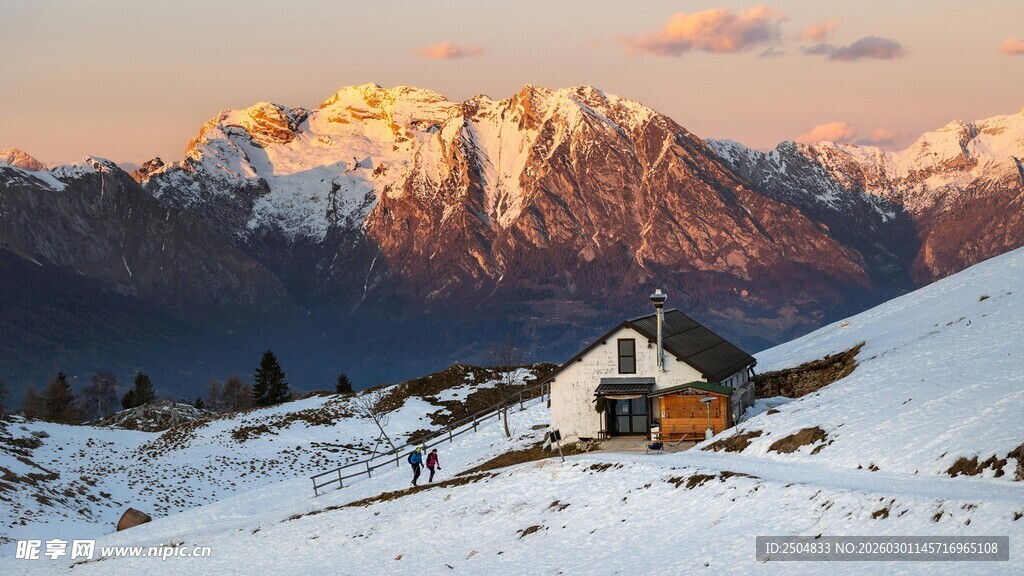 雪山下的小屋美景