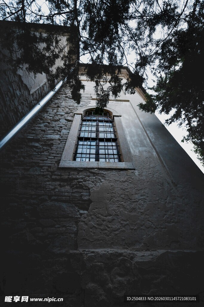 古老建筑上的方形小窗