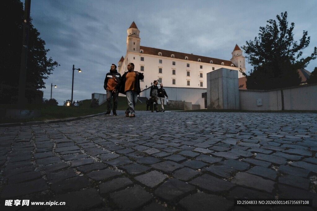 小镇黄昏骑行者