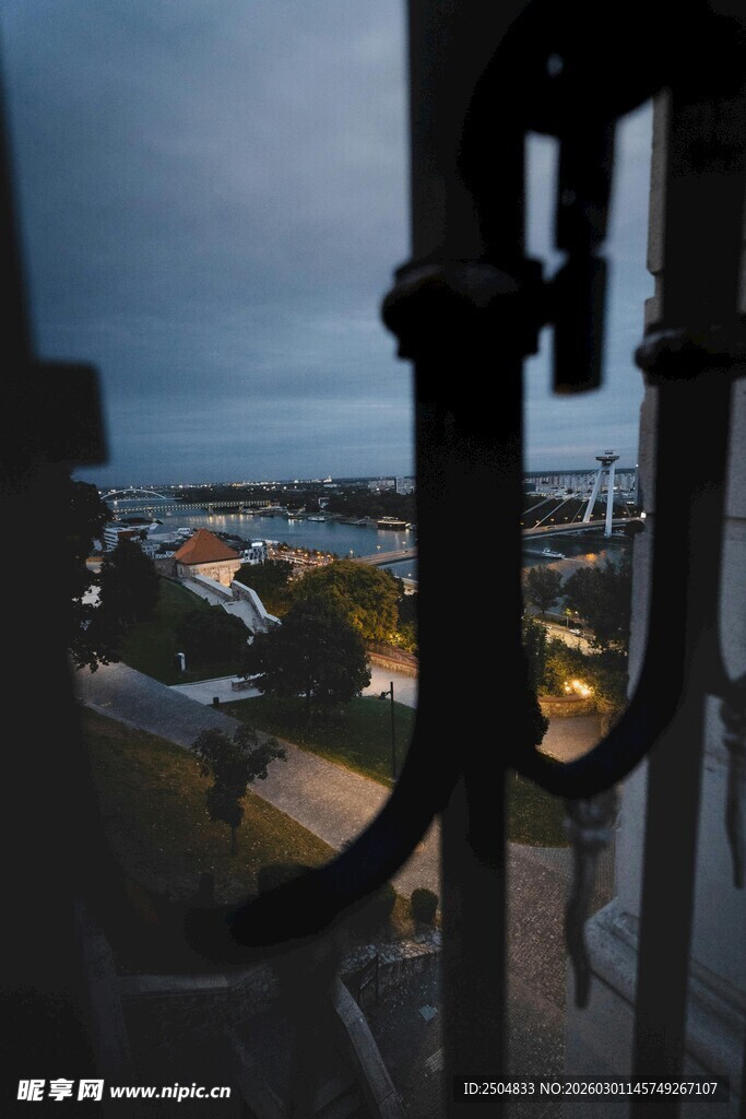 黄昏时窗外的城市景致