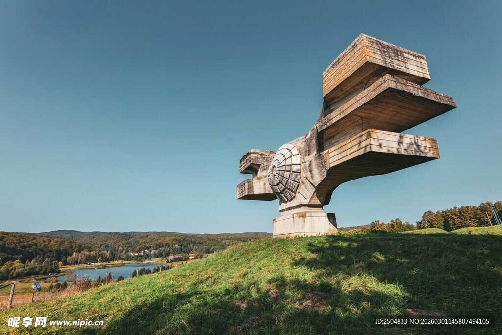 独特悬浮建筑屹立草地