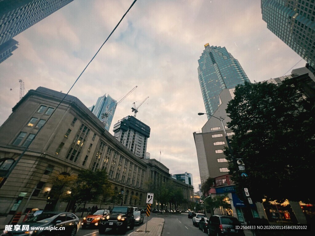 城市街景中的建筑与车流