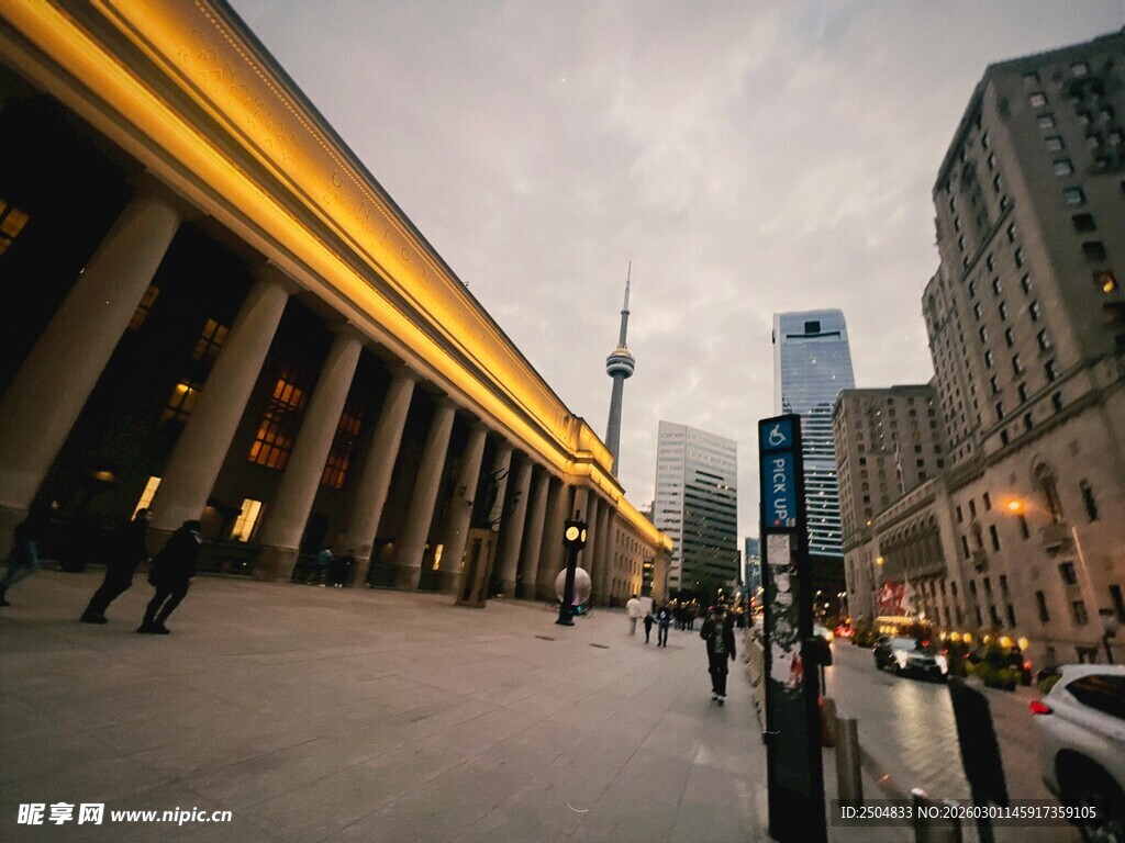城市街道旁的宏伟建筑