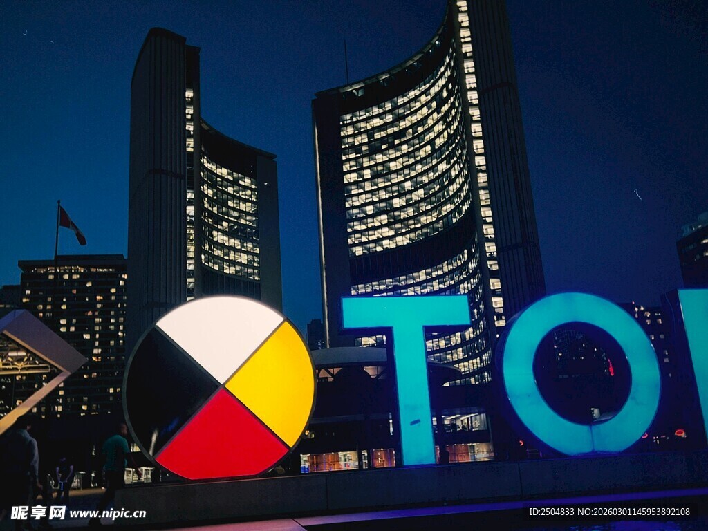 城市夜景中的 OI标志