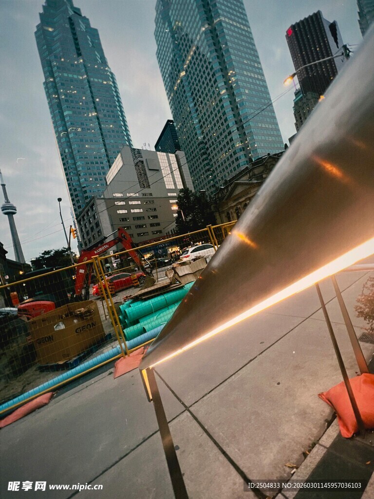 城市建筑旁的金属物件