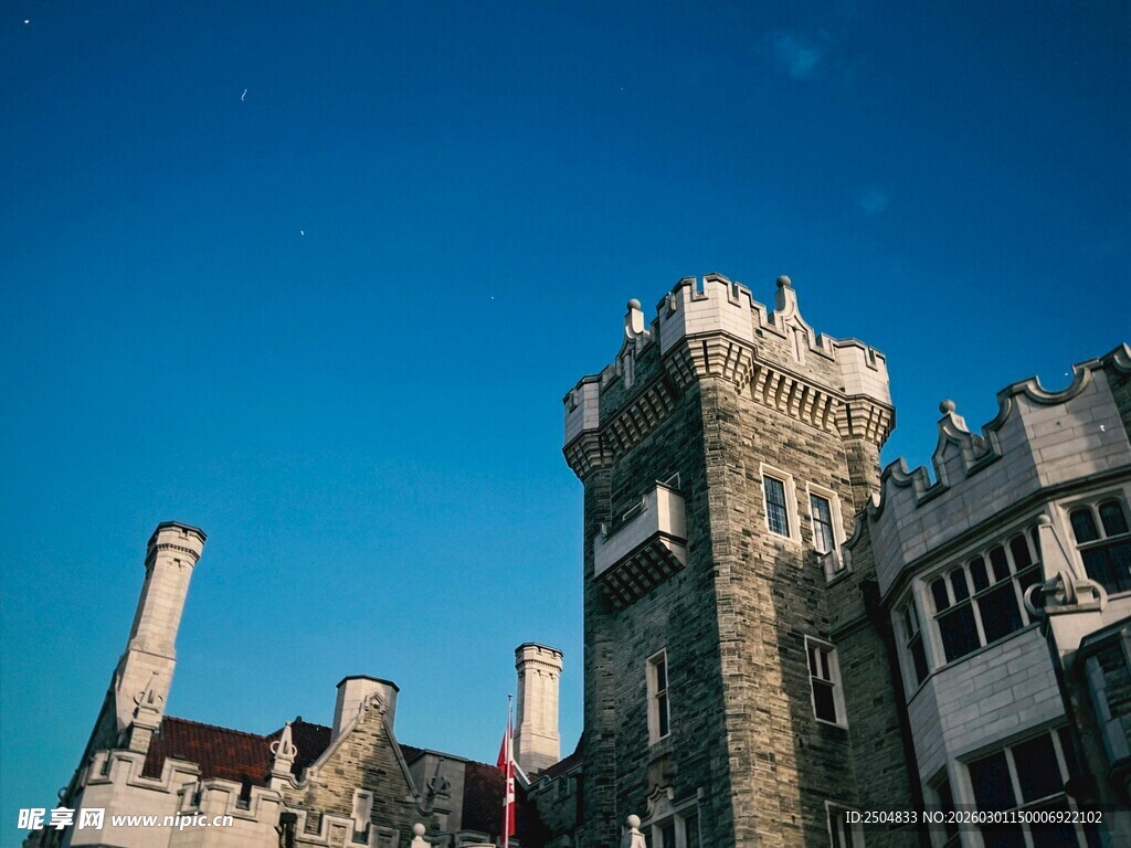 古老城堡矗立蓝天之下