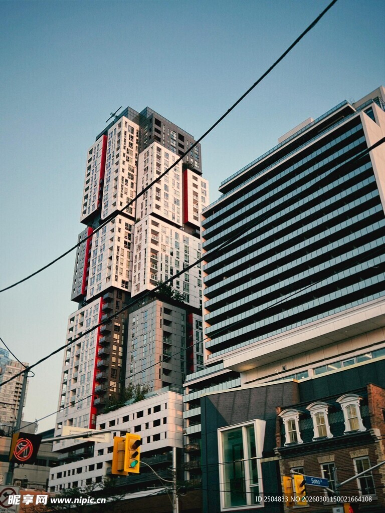 城市高楼与街道景象
