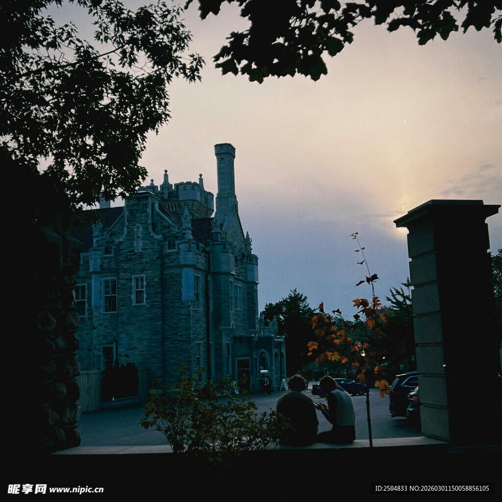 黄昏下的古老城堡景观