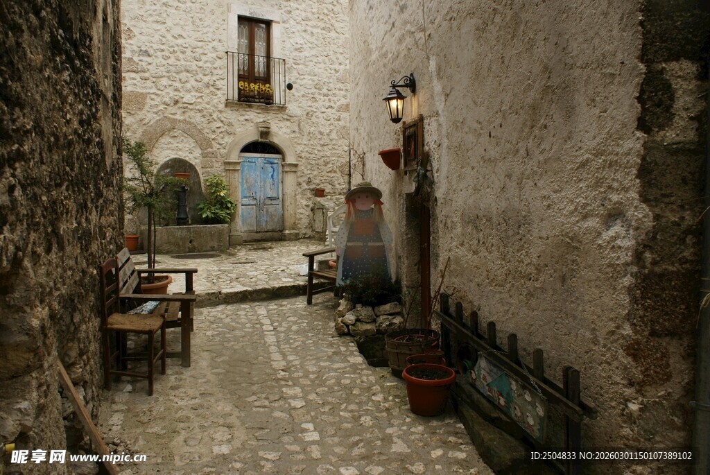 古老小巷中的静谧景致