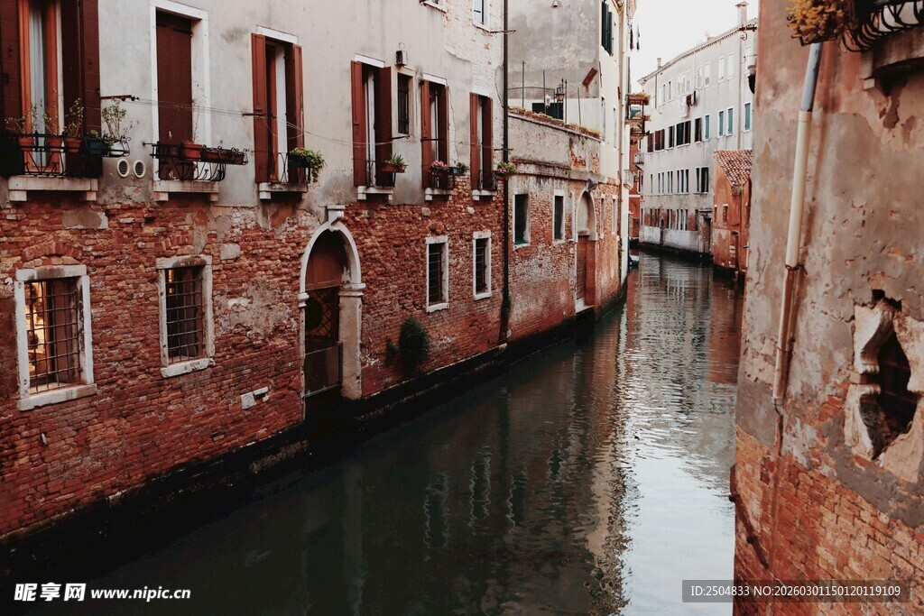 威尼斯水巷的静谧景致