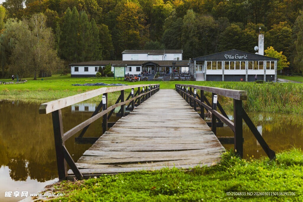 湖畔木桥通向远方小屋