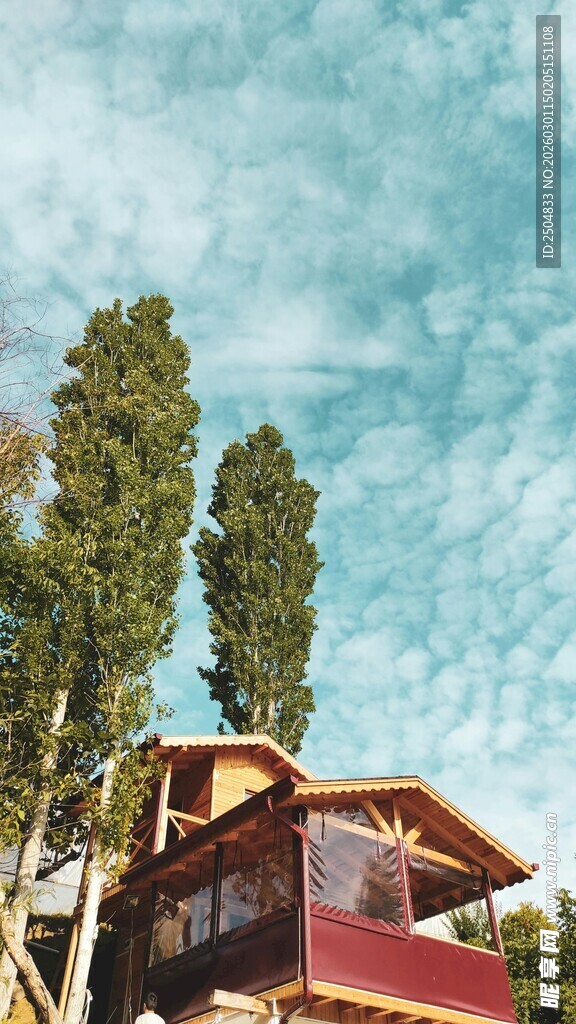 山间小屋伴绿树蓝天