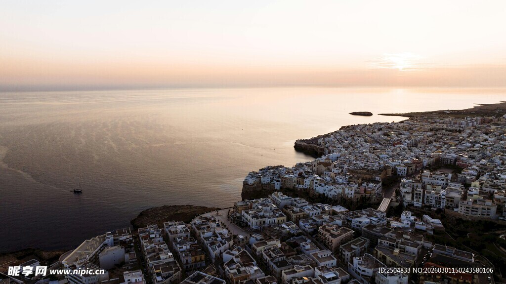 海边日落时的嶙峋礁石