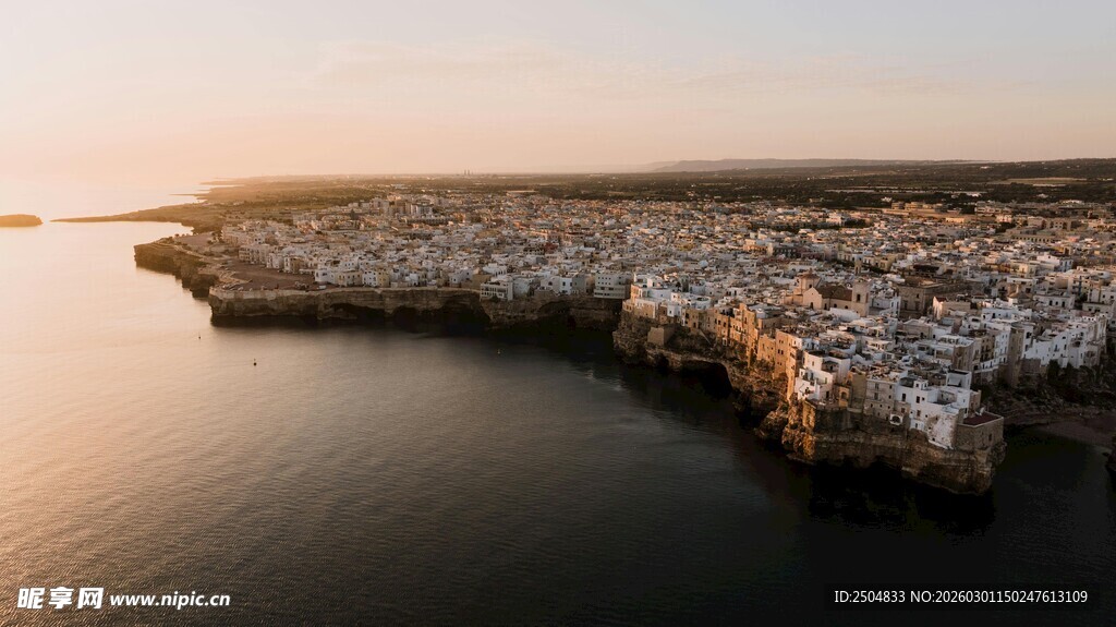 夕阳下的海岸岩石景观